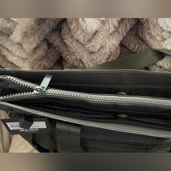 HEDGREN Wind Tote - New with tags - Picture 3 of 4